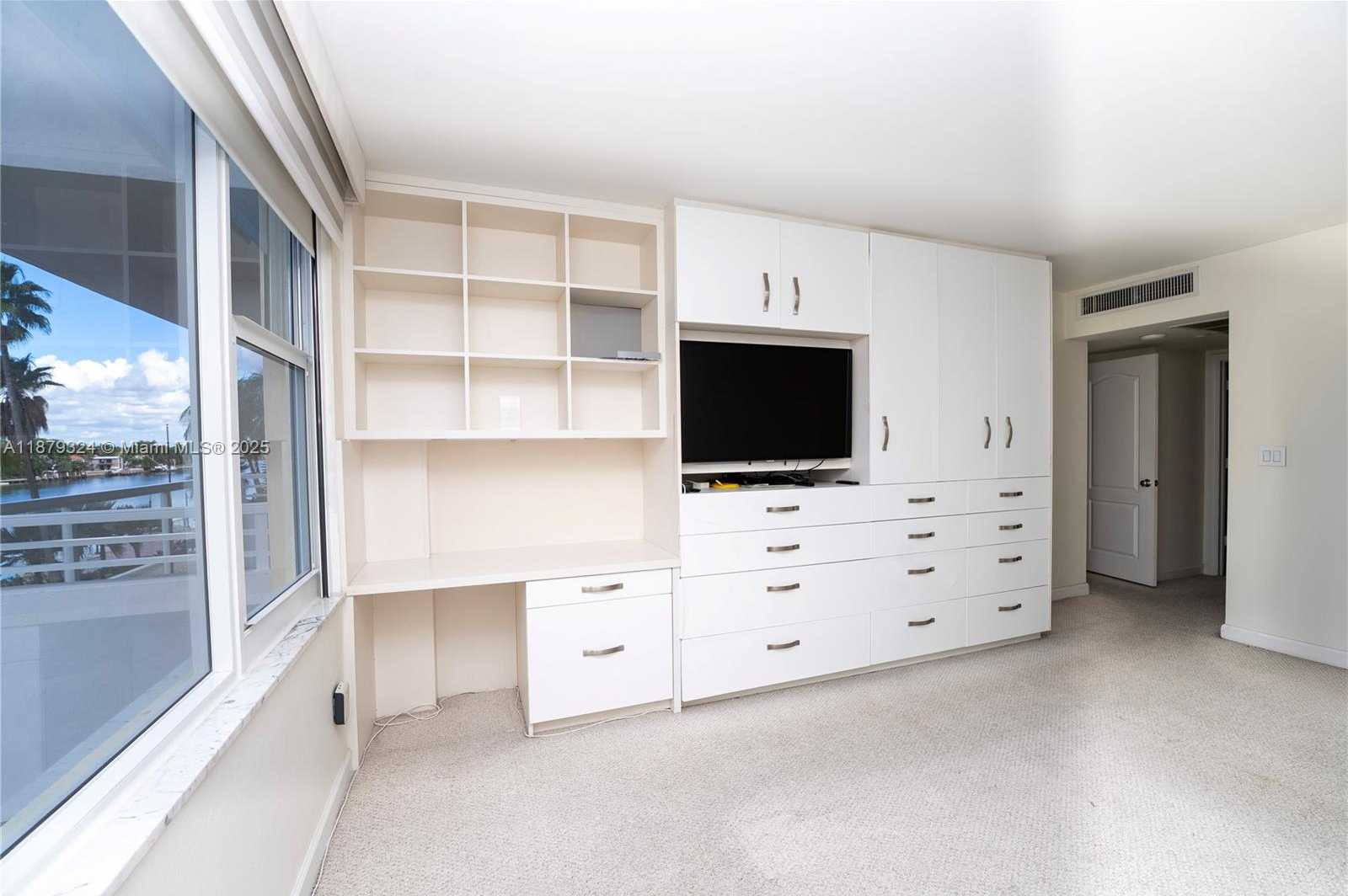 Small Image of 5600 COLLINS AVE #4H, Miami Beach Number 21
