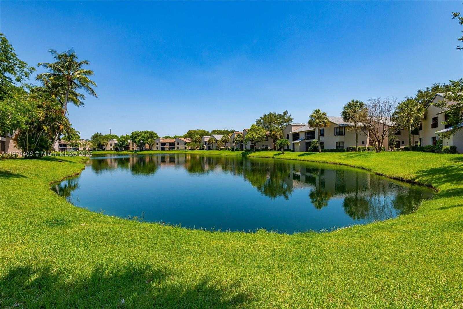 Small Image of 3950 COCOPLUM CIR #F, Coconut Creek Number 1