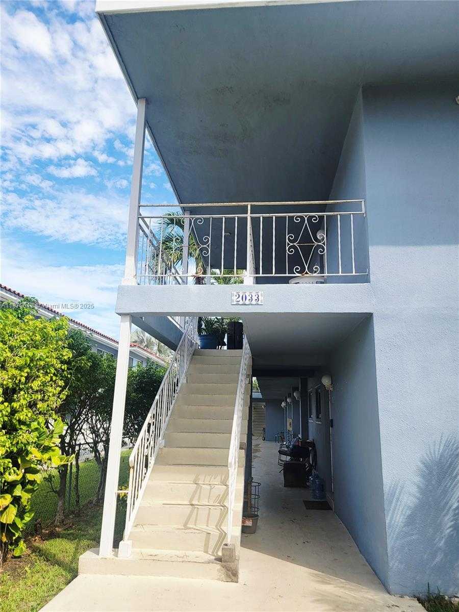 Small Image of 2033 CALAIS DR #5, Miami Beach Number 3