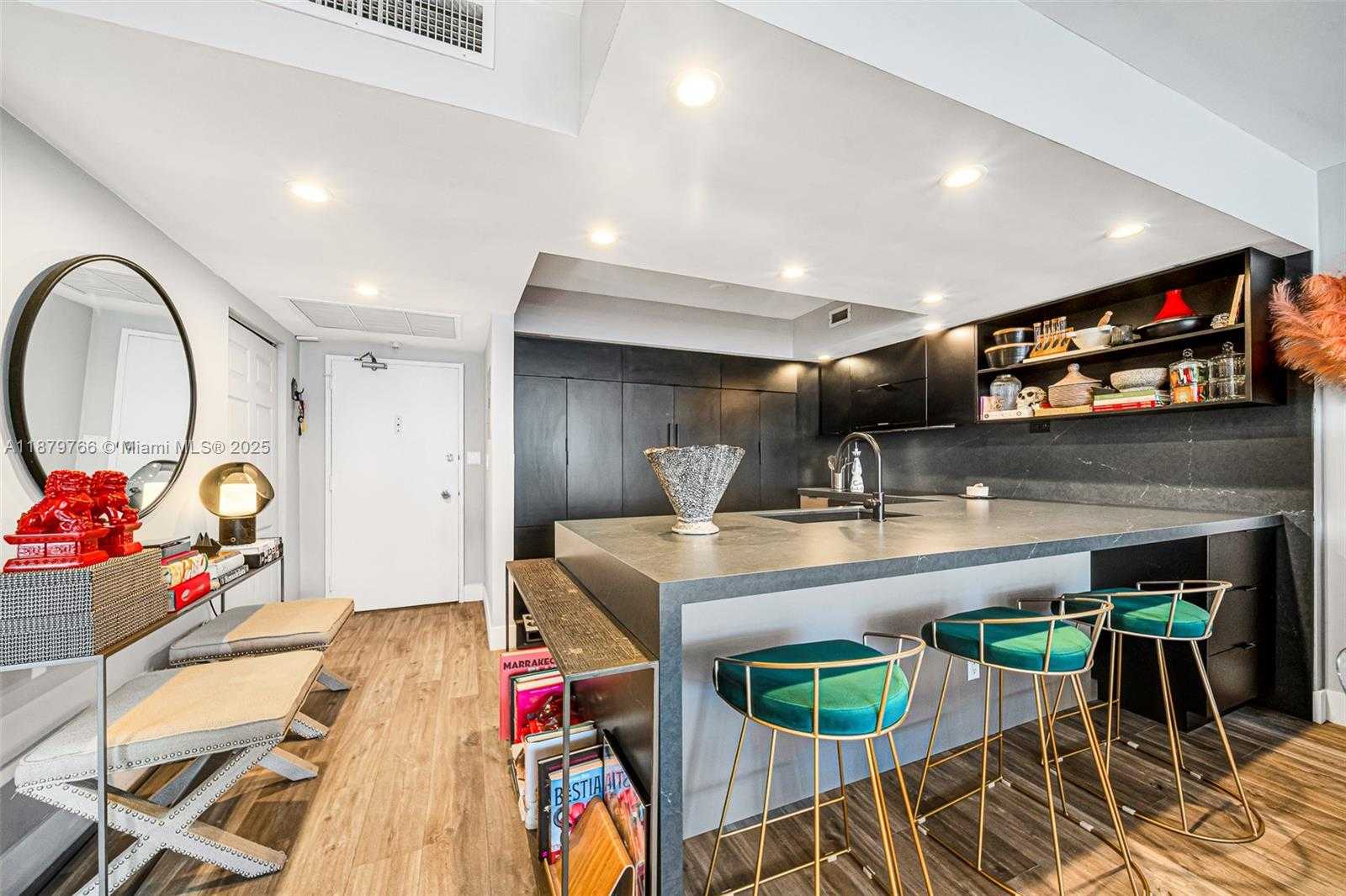 Small Image of 5600 COLLINS AVE #12E, Miami Beach Number 3