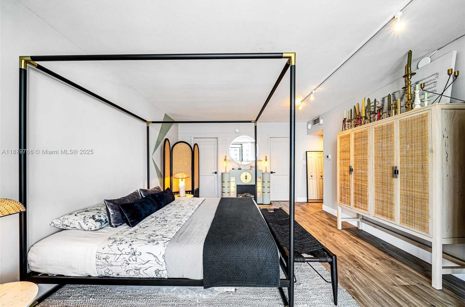 Small Image of 5600 COLLINS AVE #12E, Miami Beach Number 40