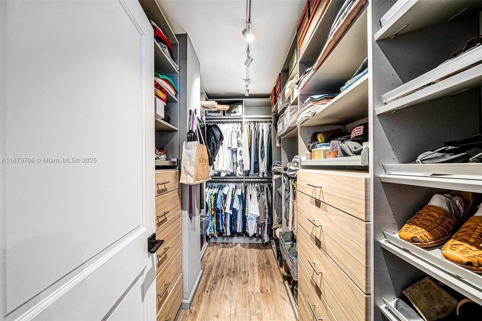Small Image of 5600 COLLINS AVE #12E, Miami Beach Number 42
