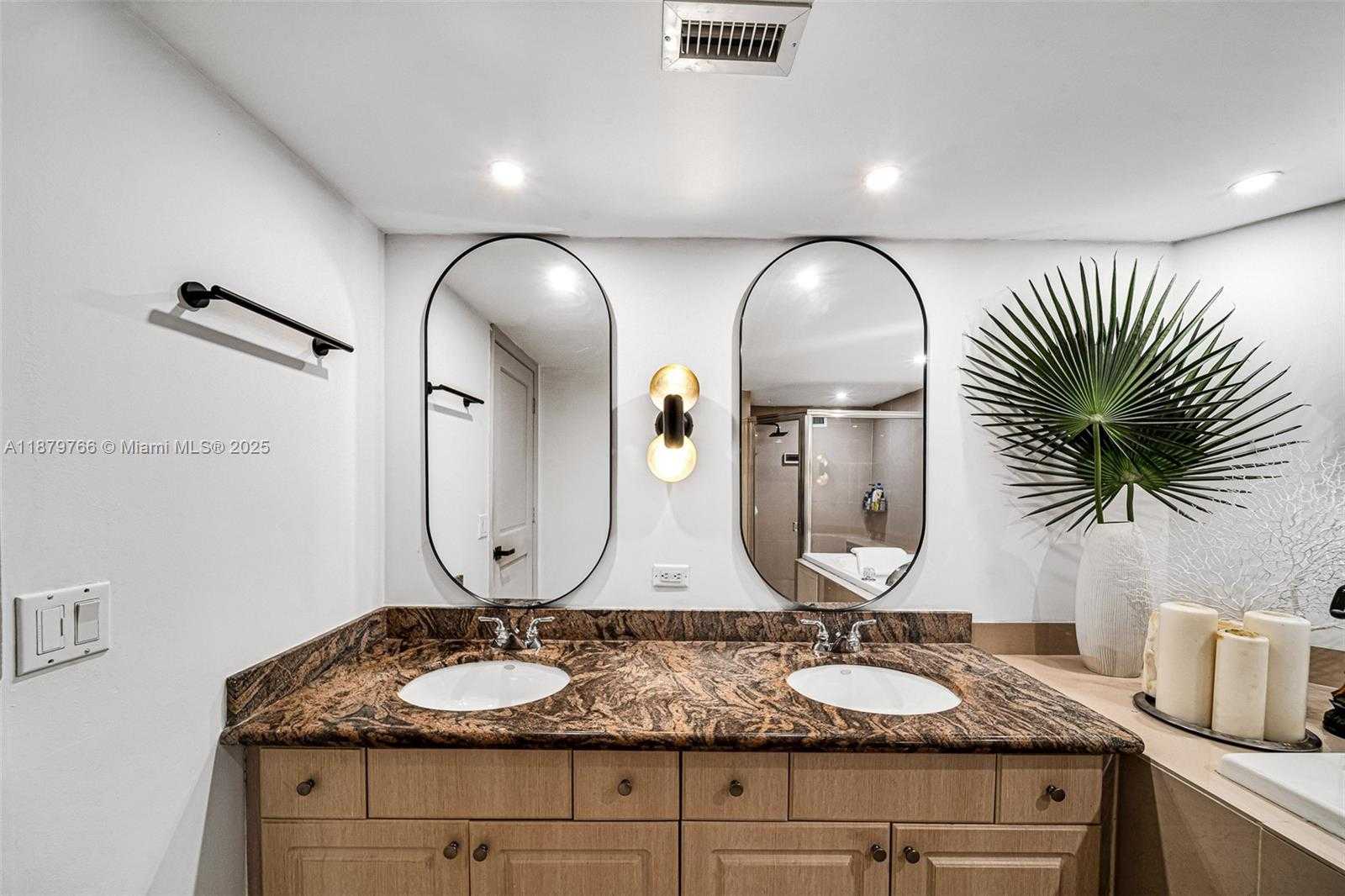Small Image of 5600 COLLINS AVE #12E, Miami Beach Number 44