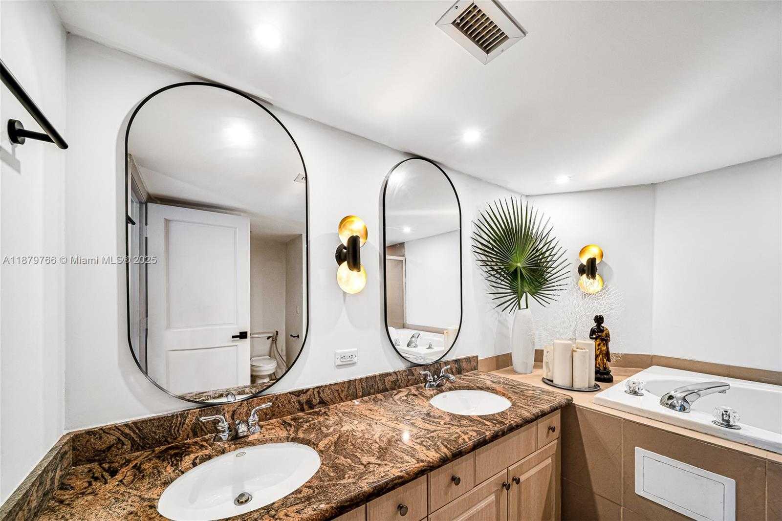 Small Image of 5600 COLLINS AVE #12E, Miami Beach Number 45