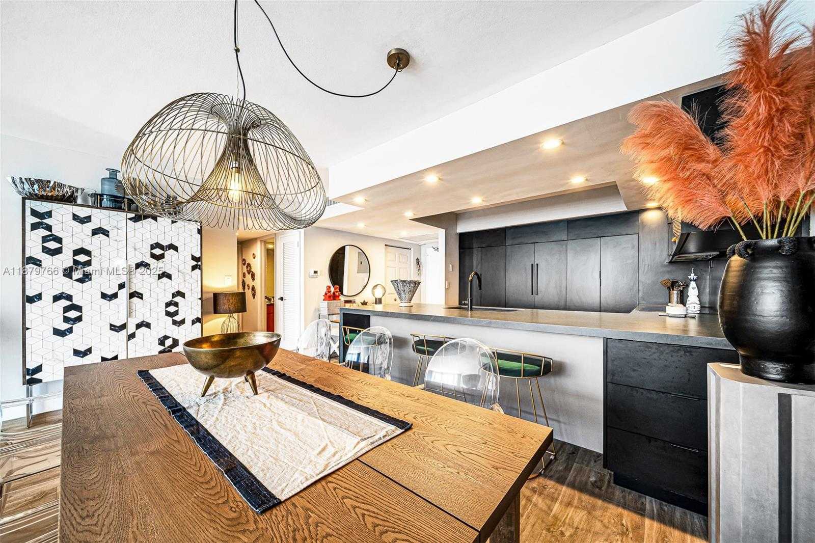 Small Image of 5600 COLLINS AVE #12E, Miami Beach Number 7