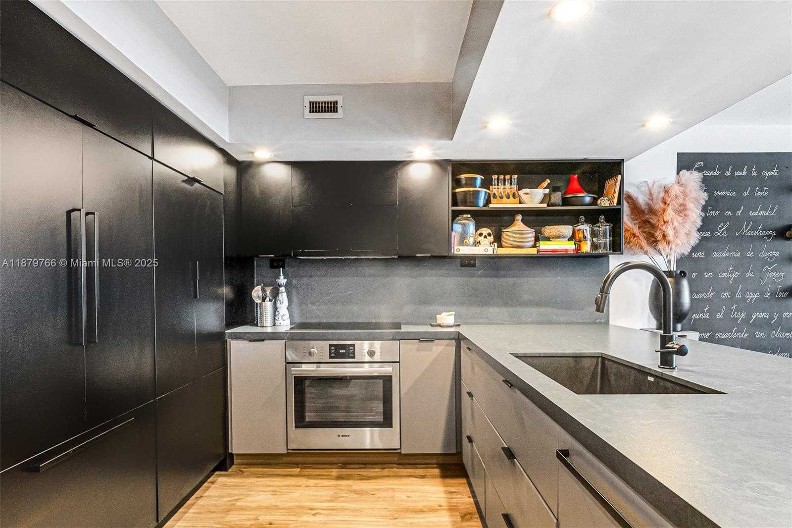 Small Image of 5600 COLLINS AVE #12E, Miami Beach Number 8