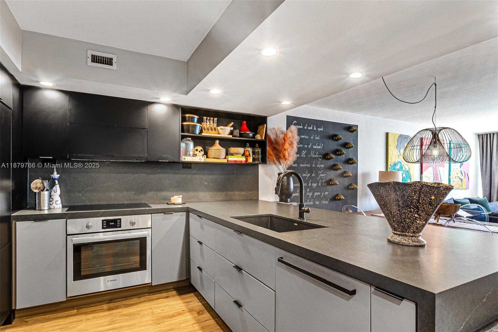 Small Image of 5600 COLLINS AVE #12E, Miami Beach Number 9