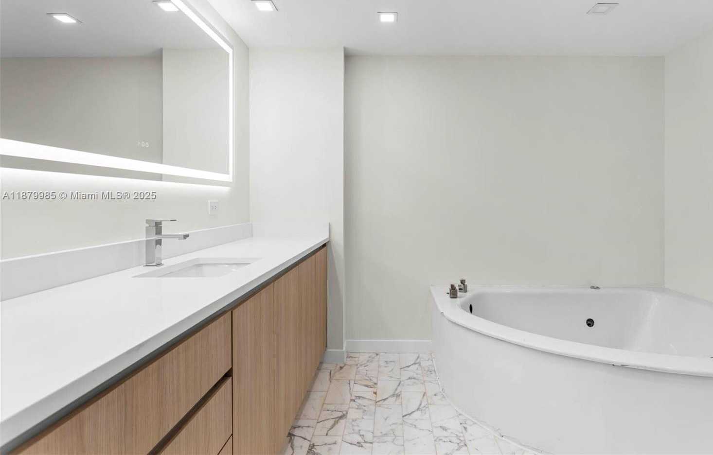 Small Image of 19500 TURNBERRY WAY #3C, Aventura Number 15