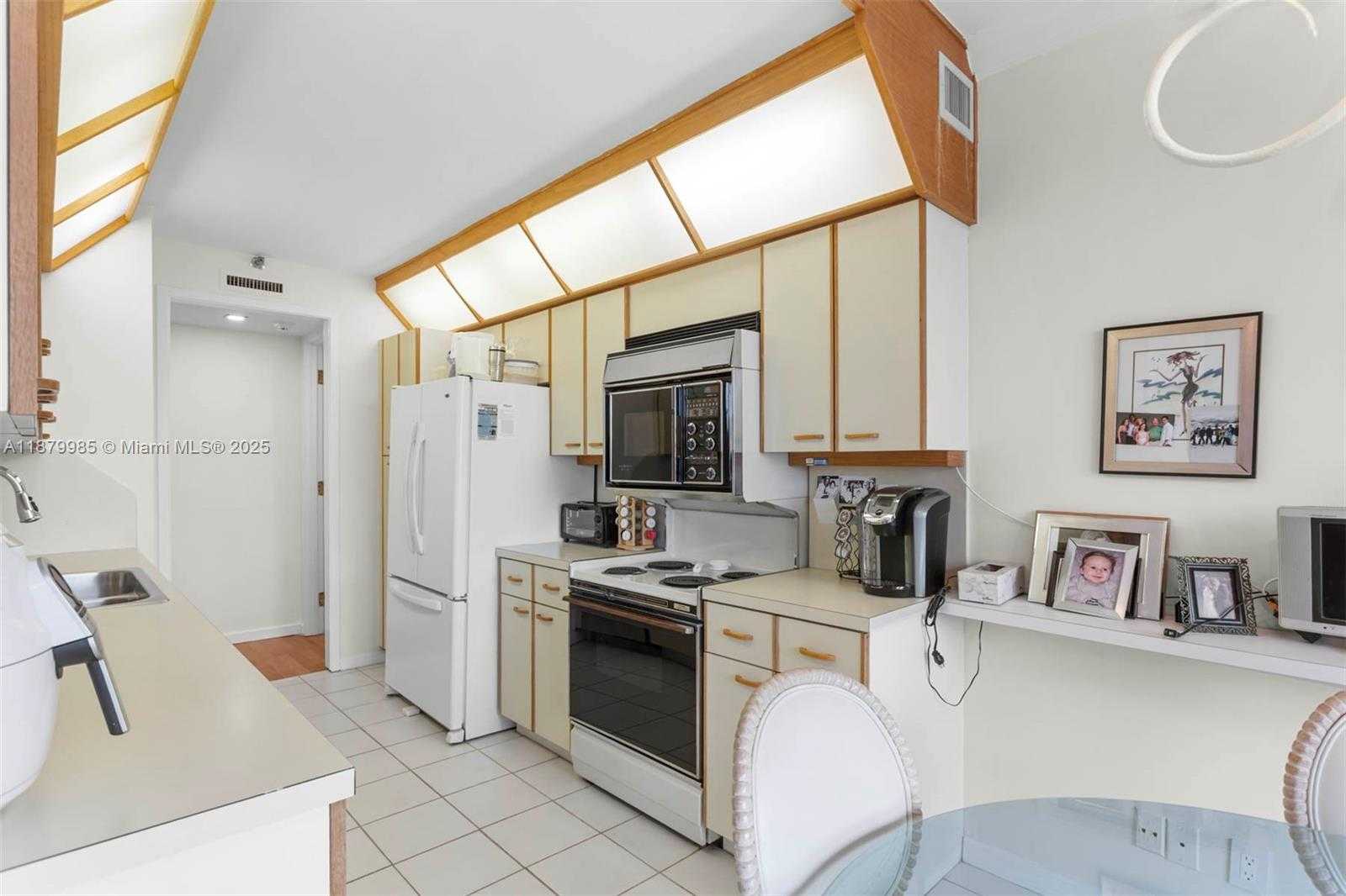 Small Image of 19500 TURNBERRY WAY #3C, Aventura Number 8