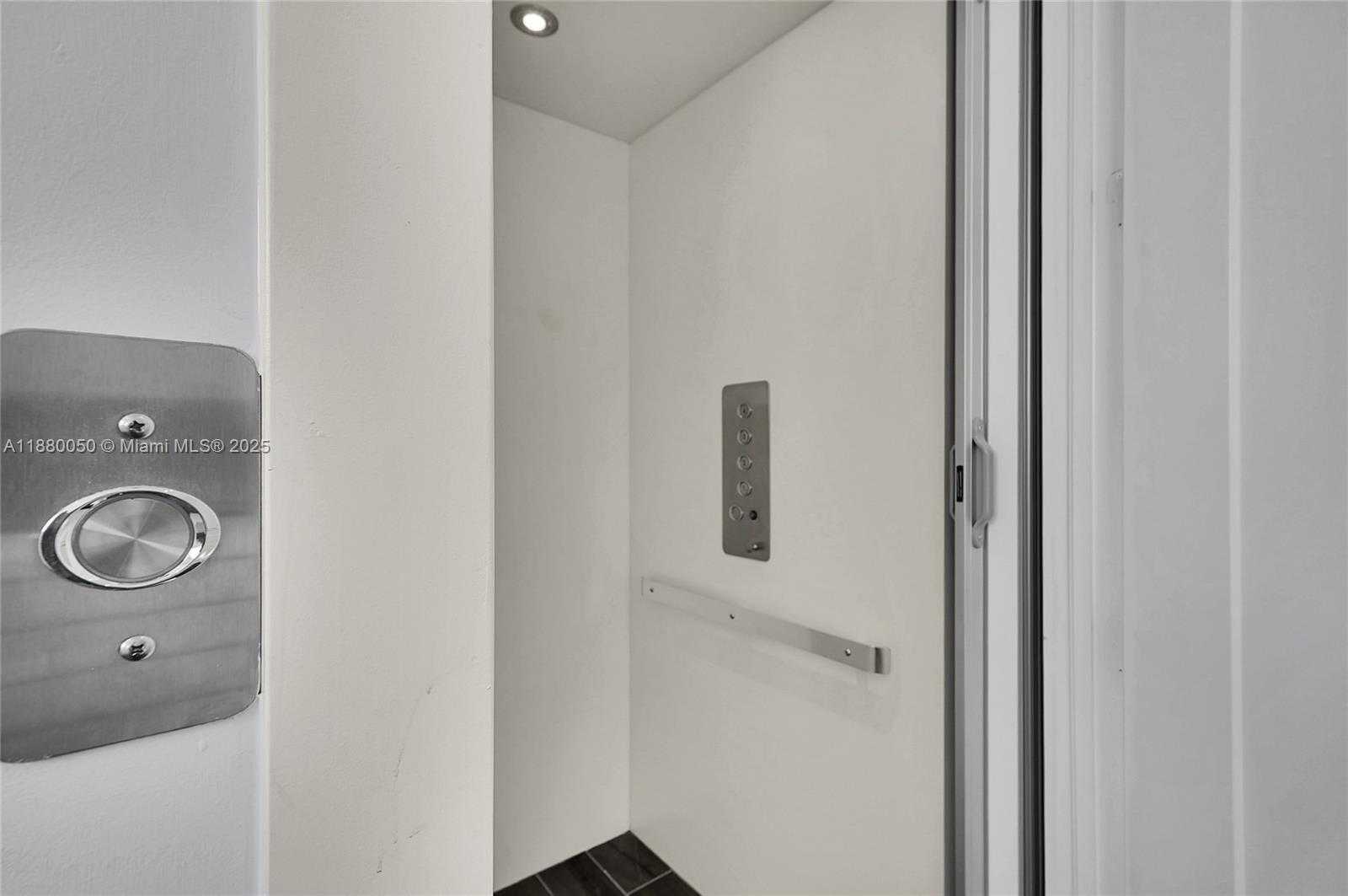 Small Image of 6640 NORTH WEST 105TH PL, Doral Number 4