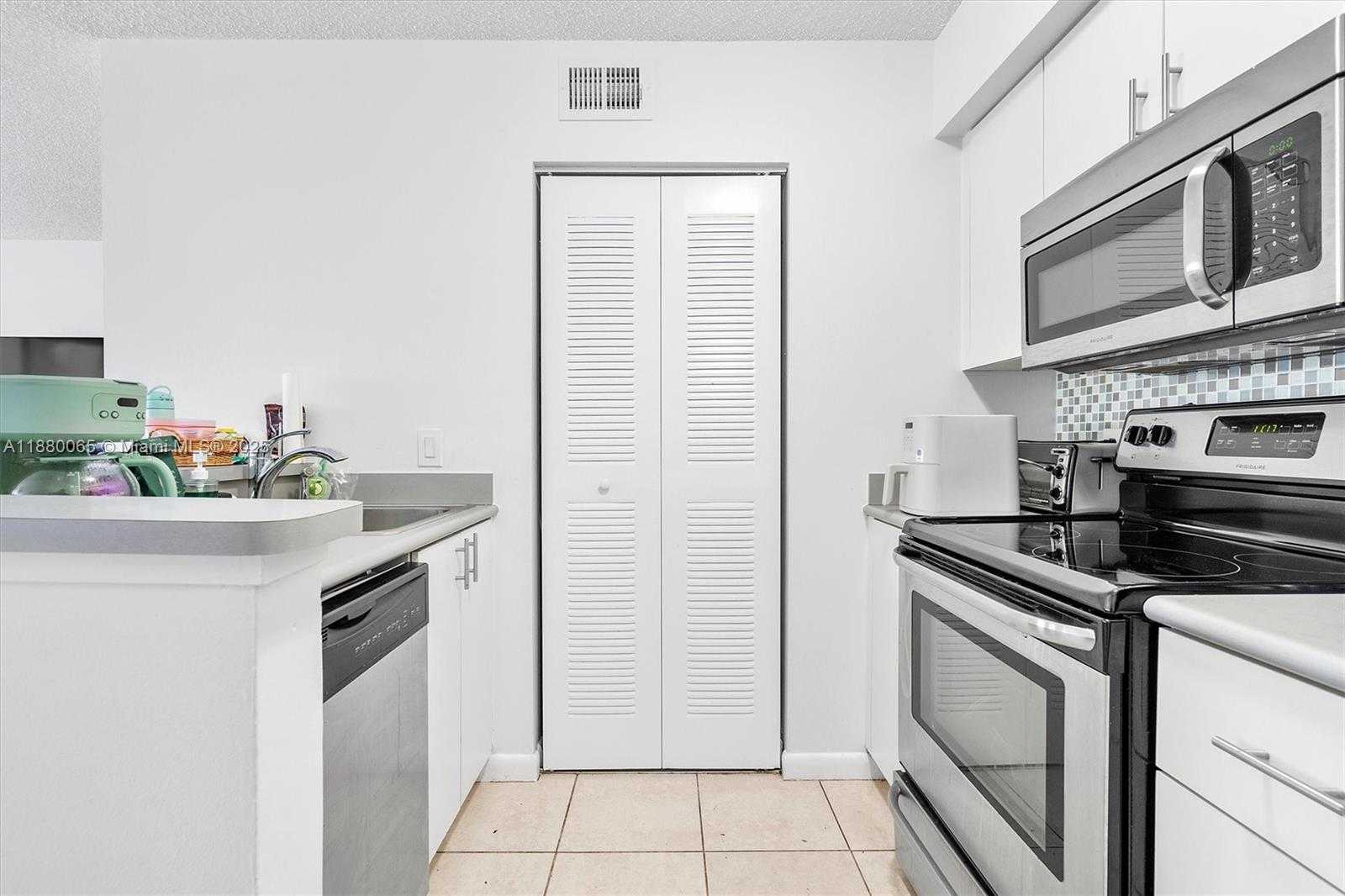Small Image of 540 SOUTH PARK RD #19-9, Hollywood Number 9