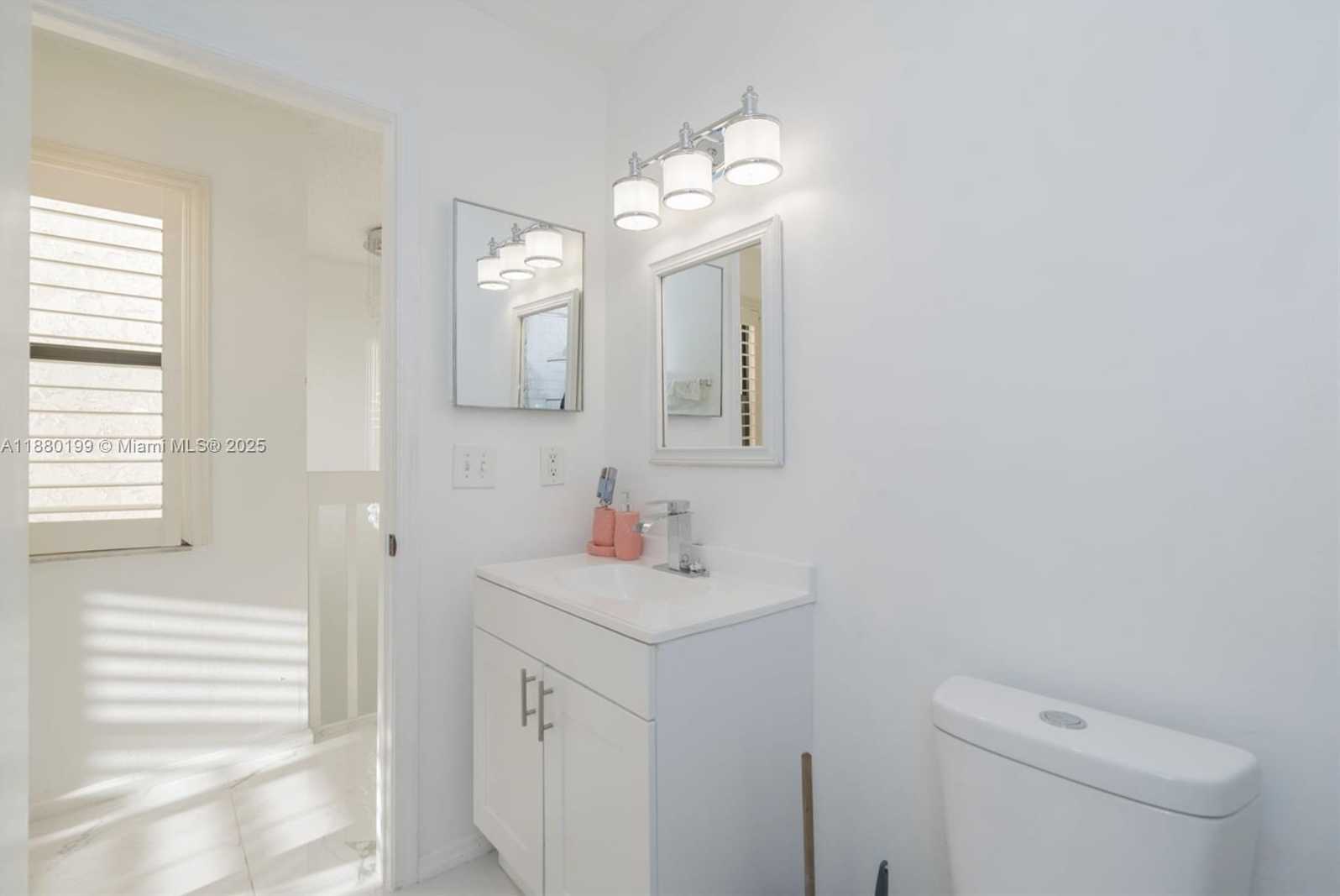 Small Image of 1800 EMBASSY DR #125, West Palm Beach Number 27