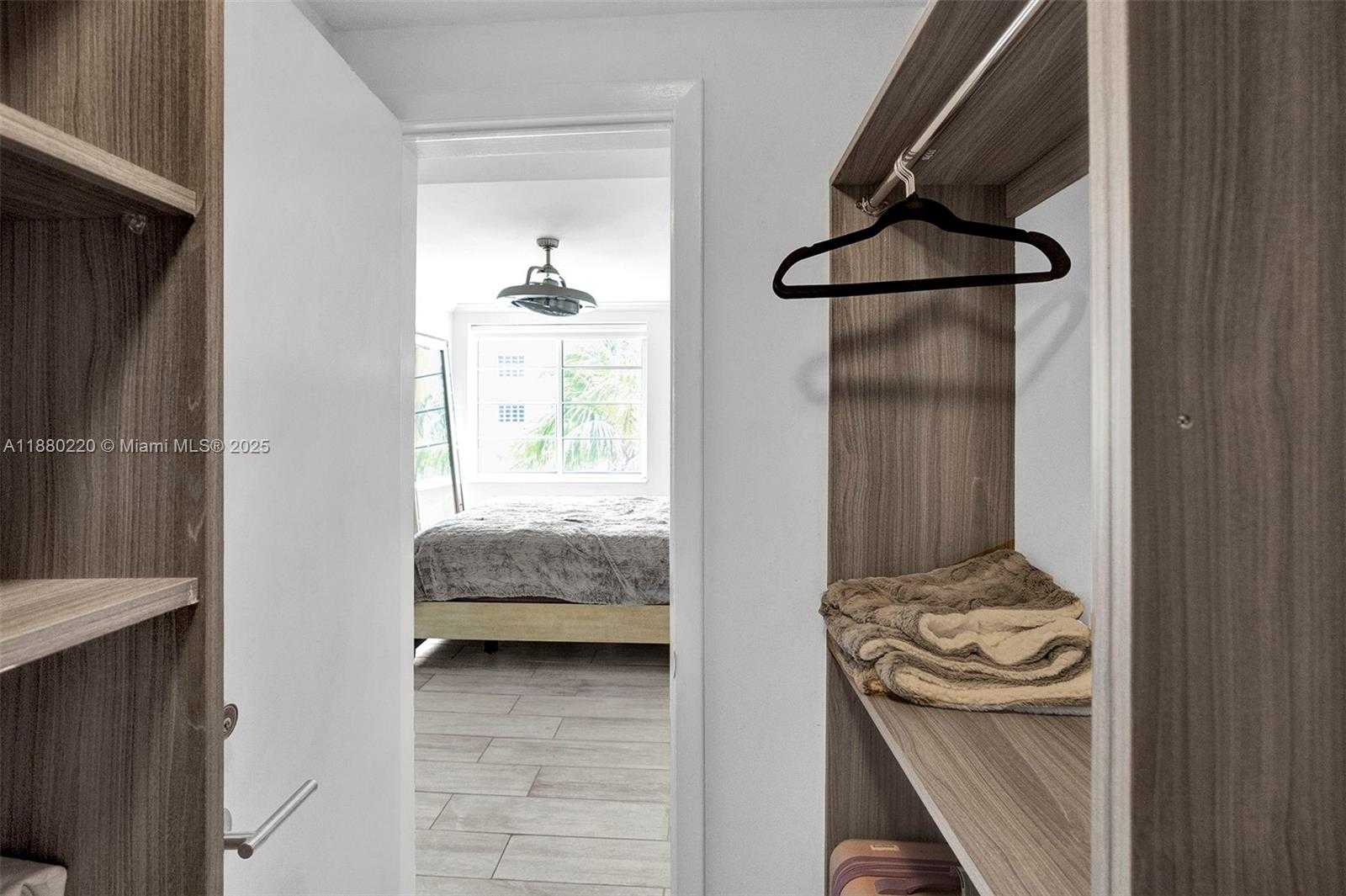 Small Image of 1460 OCEAN DR #305, Miami Beach Number 12