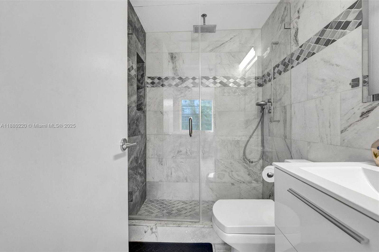 Small Image of 1460 OCEAN DR #305, Miami Beach Number 13