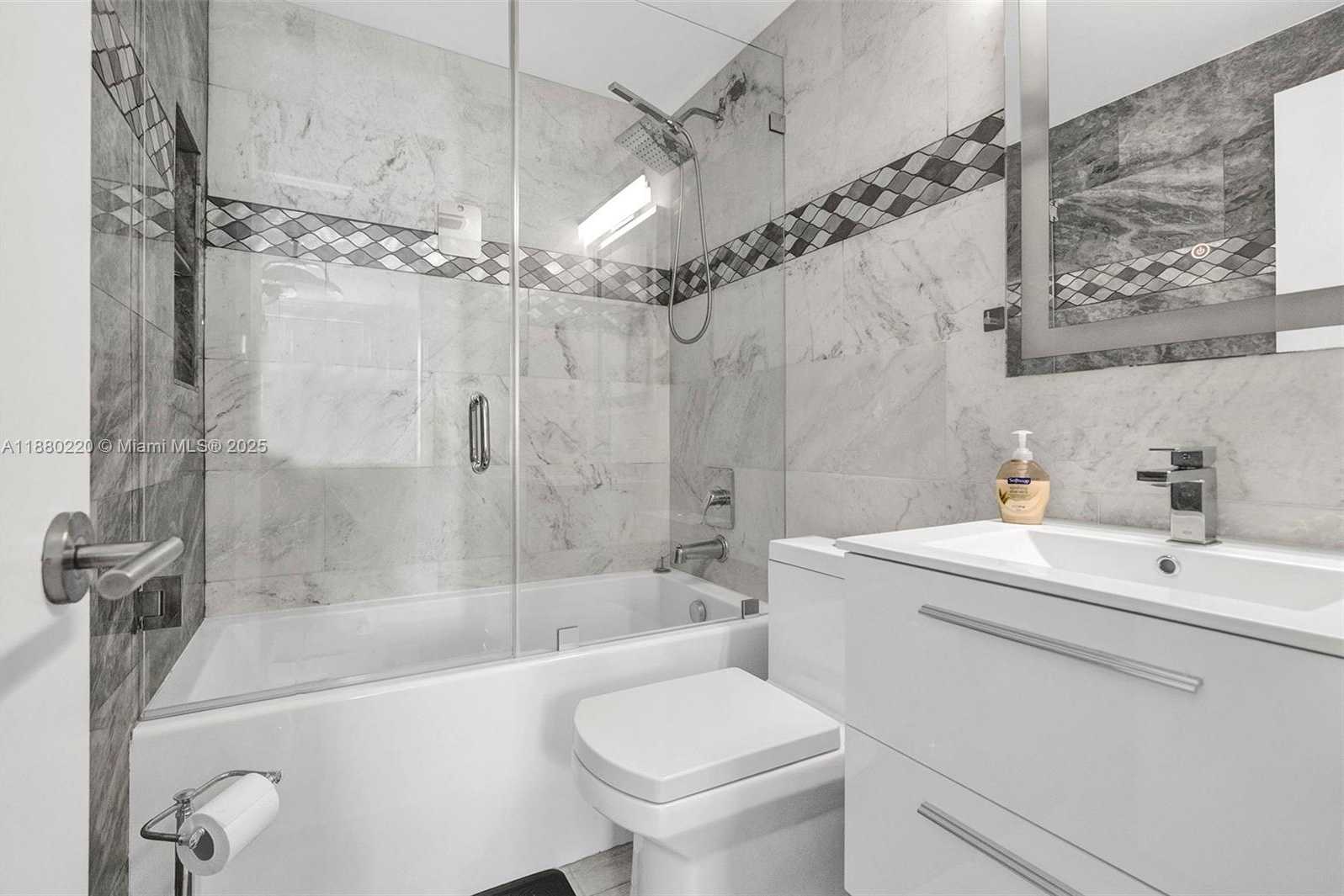 Small Image of 1460 OCEAN DR #305, Miami Beach Number 21