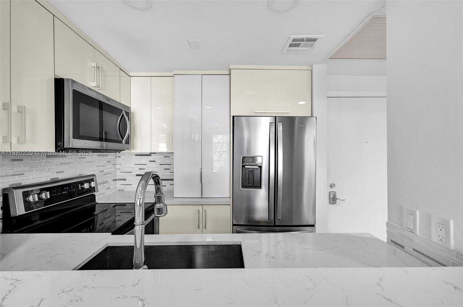 Small Image of 1460 OCEAN DR #305, Miami Beach Number 4