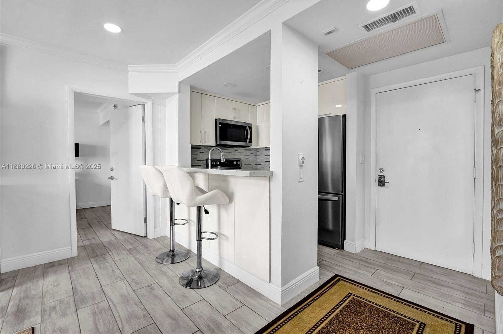 Small Image of 1460 OCEAN DR #305, Miami Beach Number 7