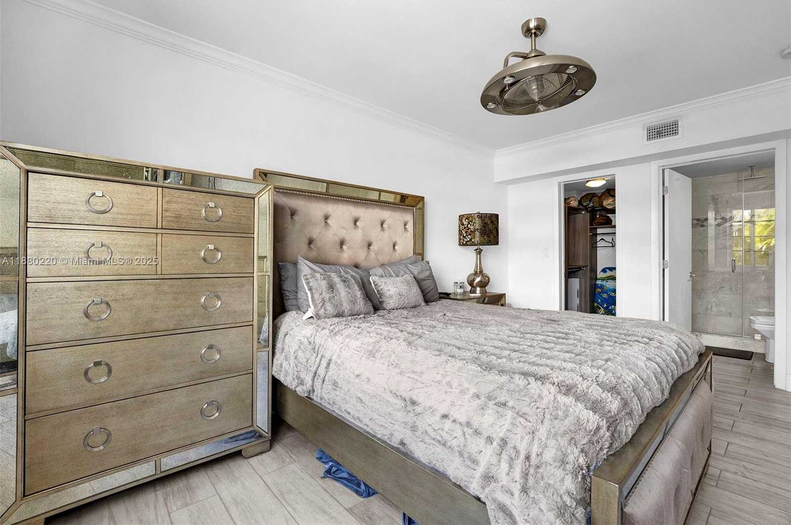 Small Image of 1460 OCEAN DR #305, Miami Beach Number 8