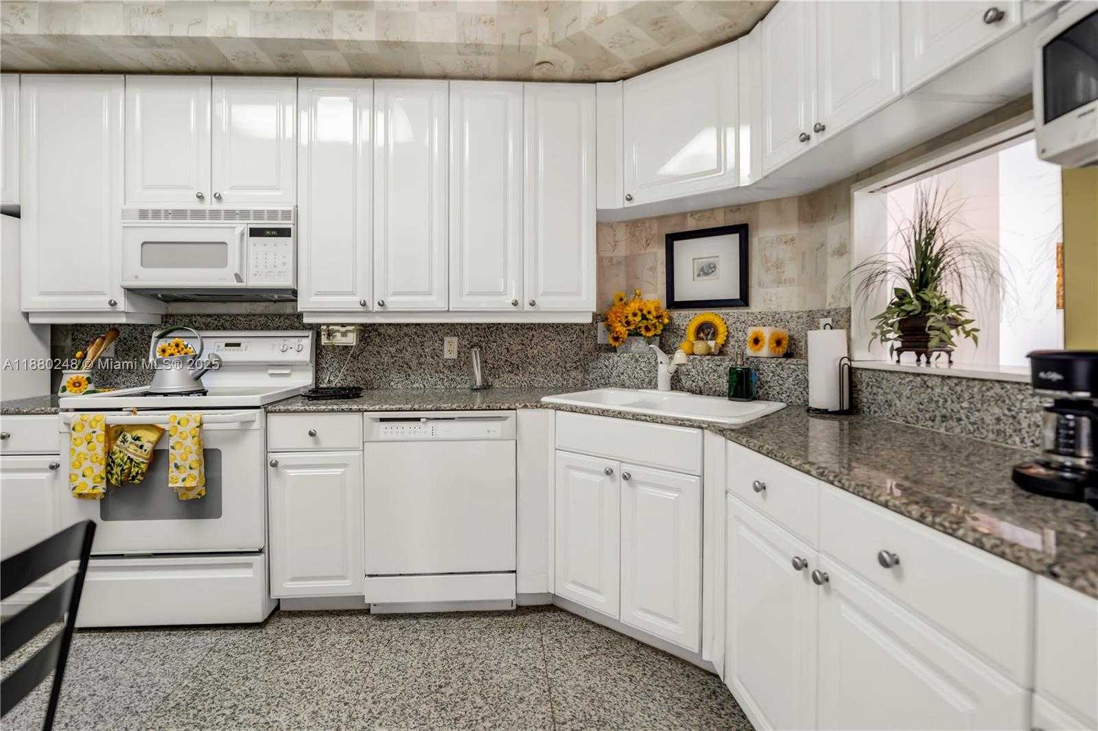 Small Image of 888 BRICKELL KEY DR #1807, Miami Number 10
