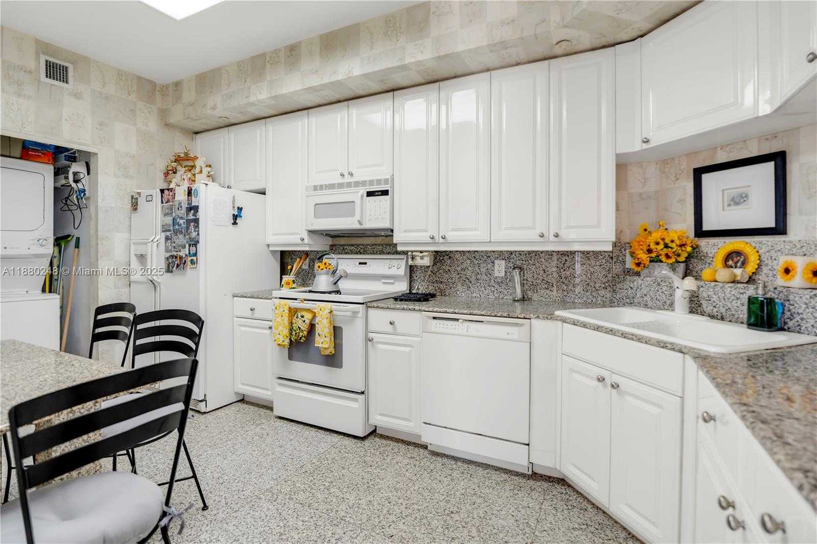 Small Image of 888 BRICKELL KEY DR #1807, Miami Number 12