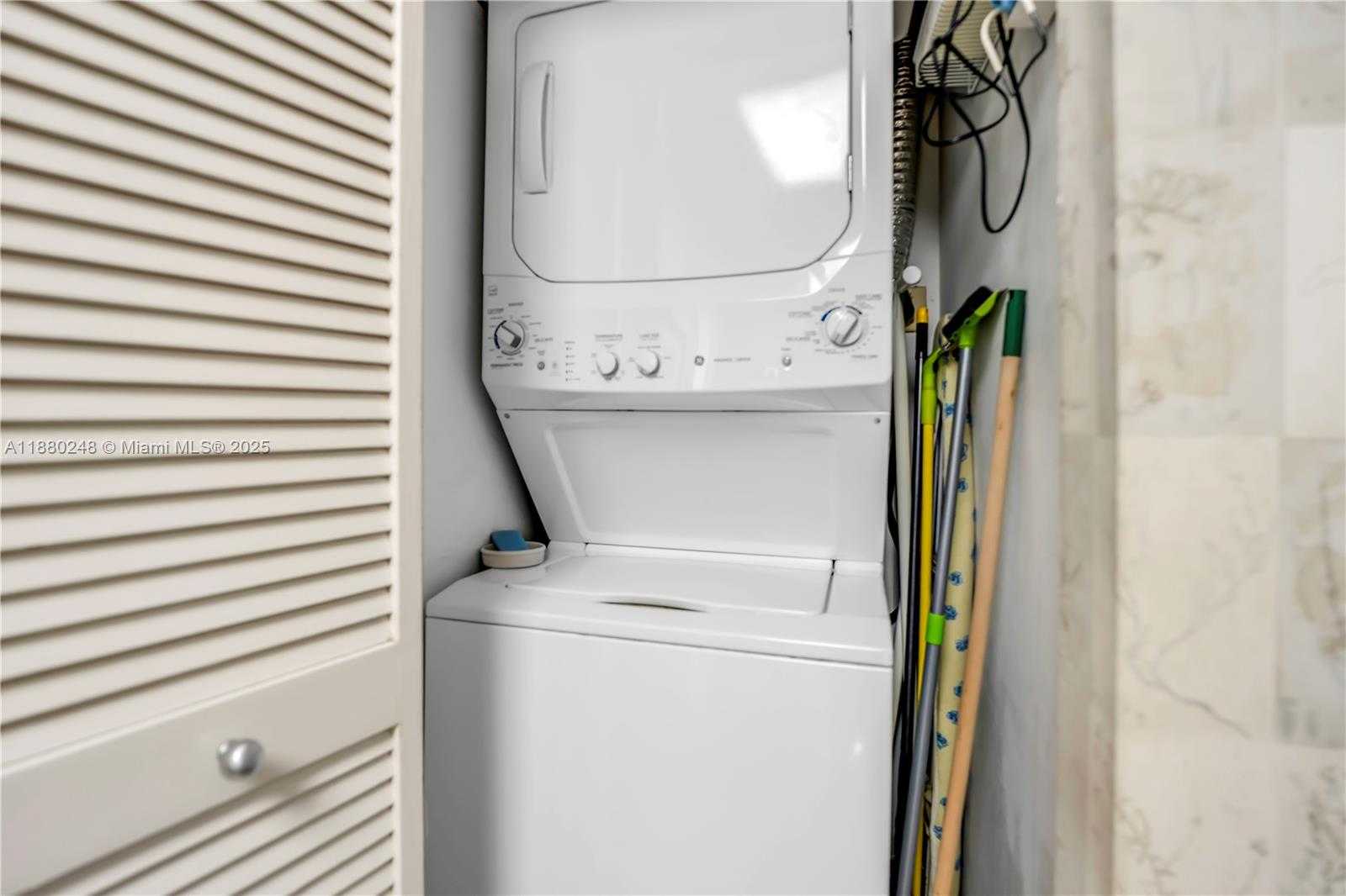 Small Image of 888 BRICKELL KEY DR #1807, Miami Number 15