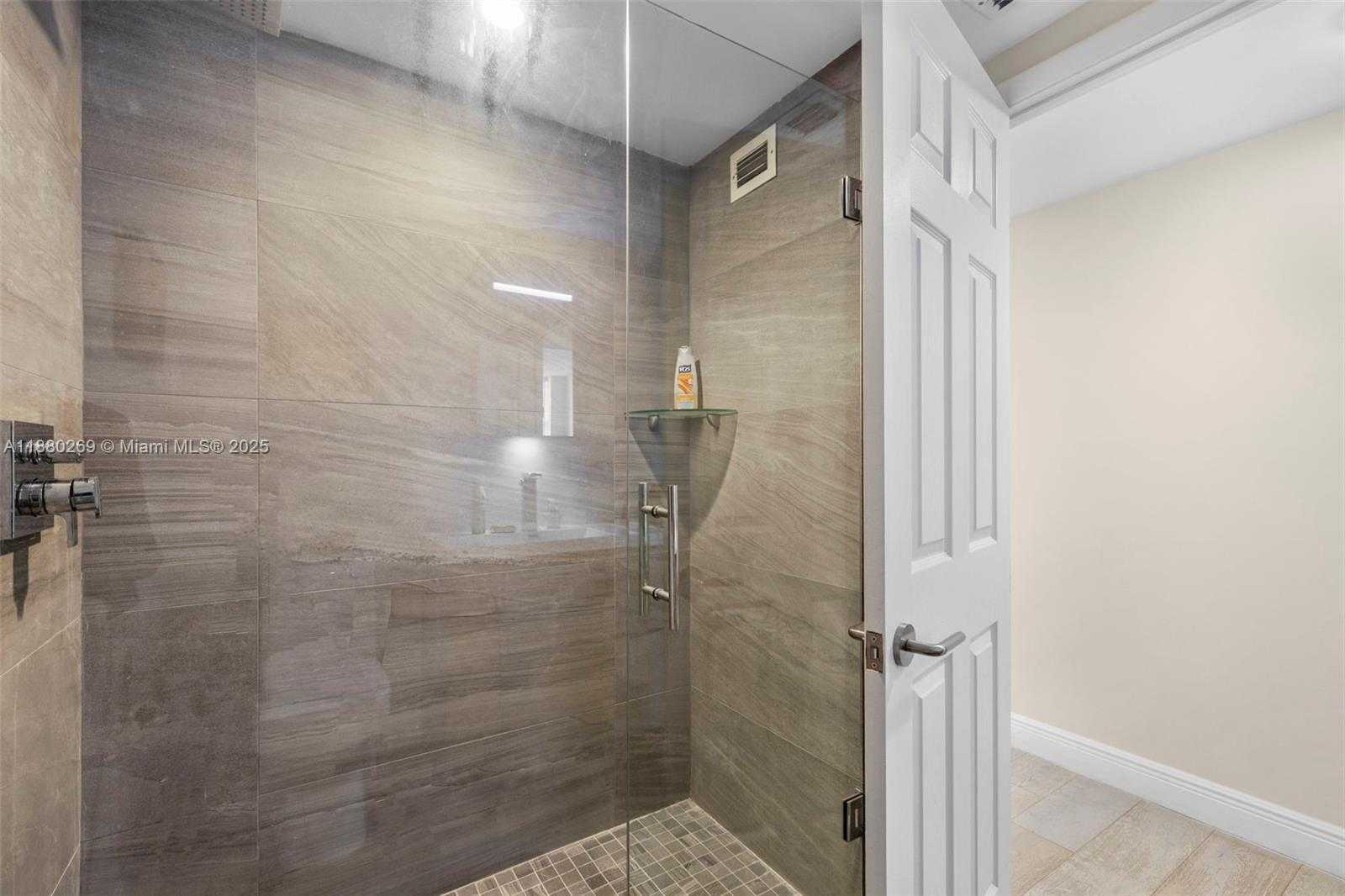 Small Image of 5660 COLLINS AVE #2B, Miami Beach Number 27