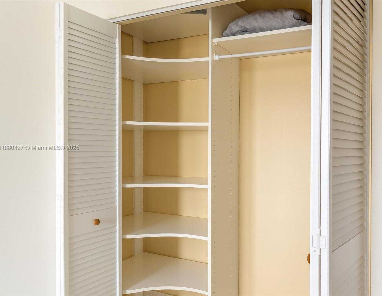 Small Image of 400 KINGS POINT DR #327, Sunny Isles Beach Number 7