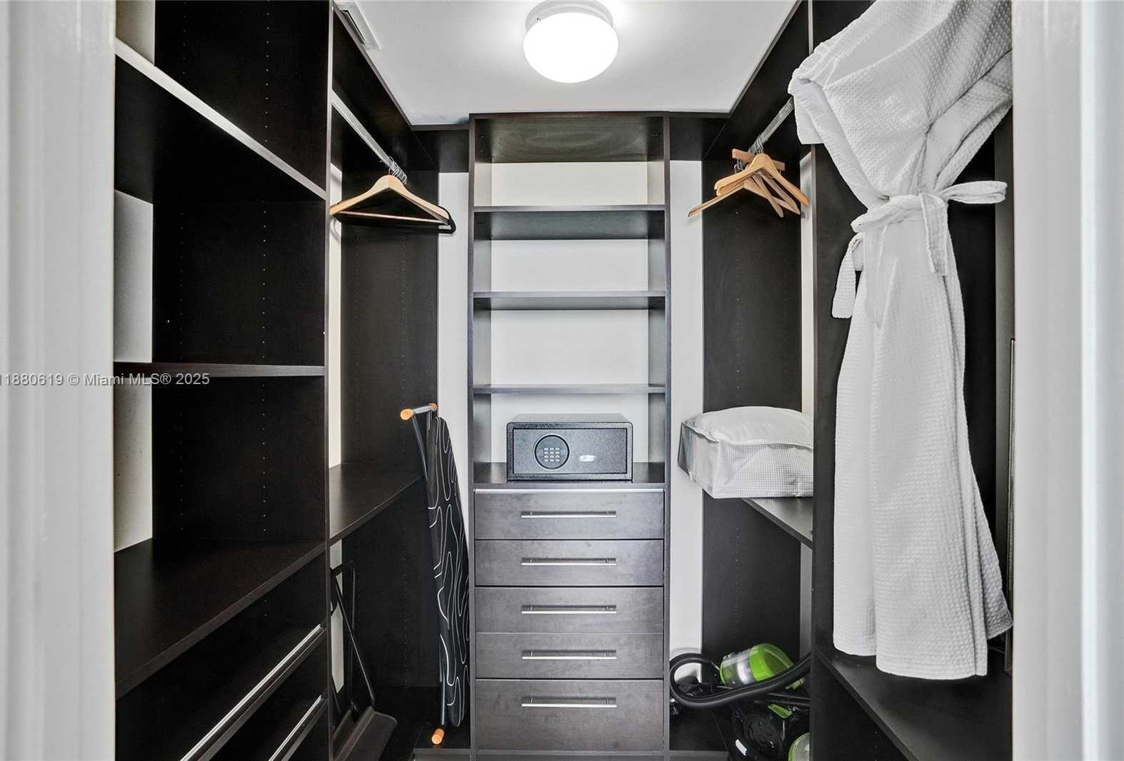 Small Image of 485 BRICKELL AVE #4207, Miami Number 15