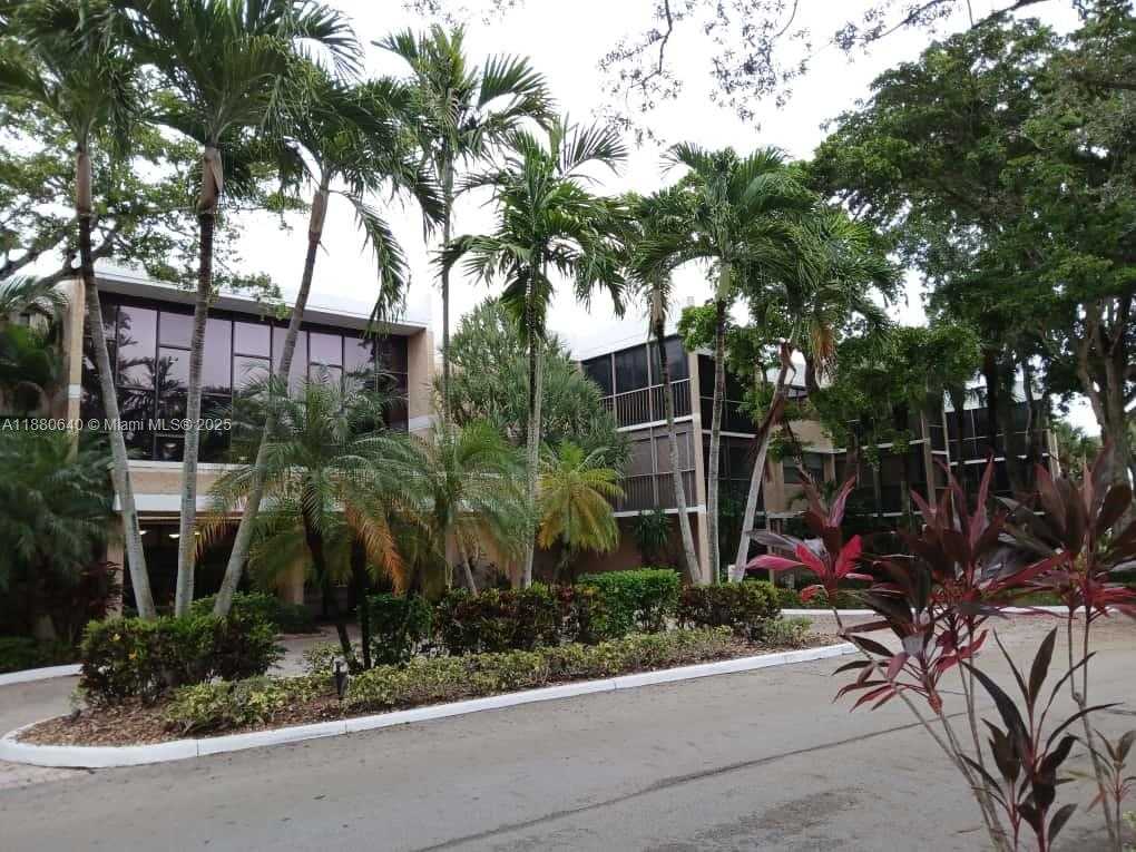 Small Image of 16325 GOLF CLUB RD #102, Weston Number 2