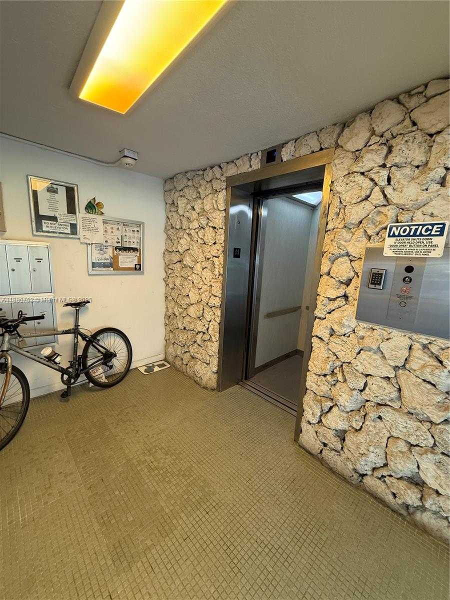 Small Image of 301 OCEAN DR #505, Miami Beach Number 14