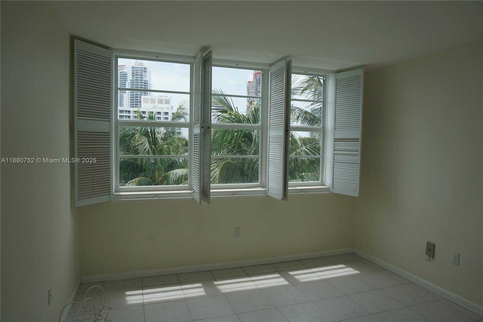 Small Image of 301 OCEAN DR #505, Miami Beach Number 3
