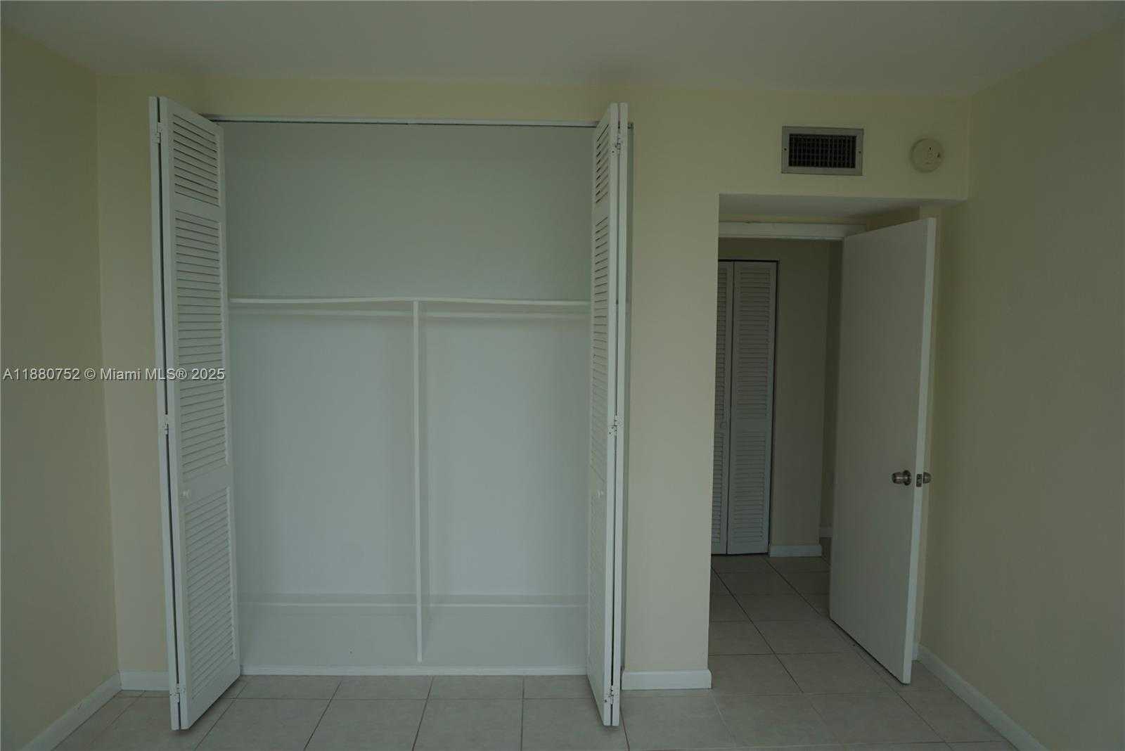 Small Image of 301 OCEAN DR #505, Miami Beach Number 4