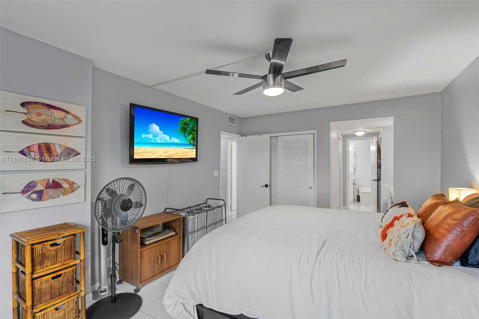 Small Image of 4400 HILLCREST DR #912B, Hollywood Number 18