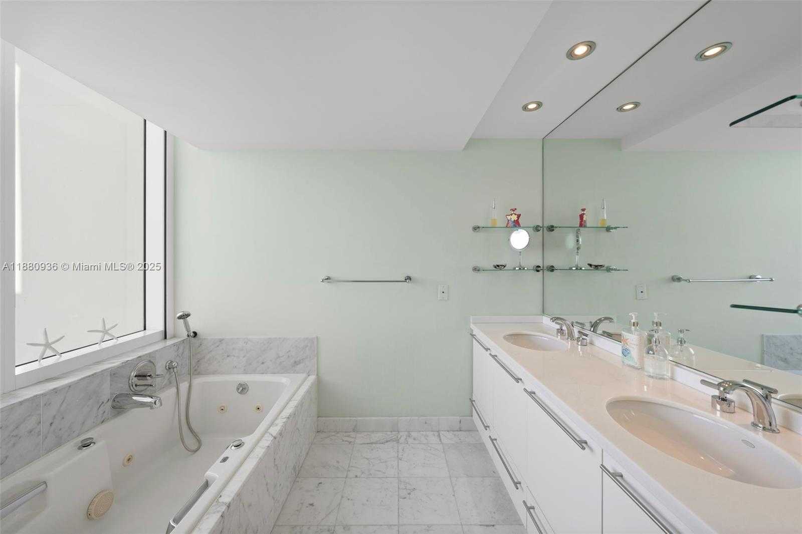 Small Image of 400 SOUTH POINTE DR #1104, Miami Beach Number 17