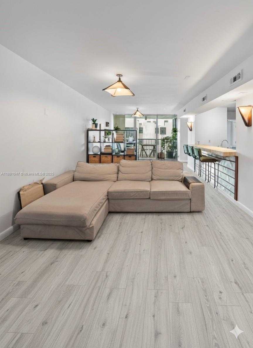 Small Image of 2655 COLLINS AVE #510, Miami Beach Number 3