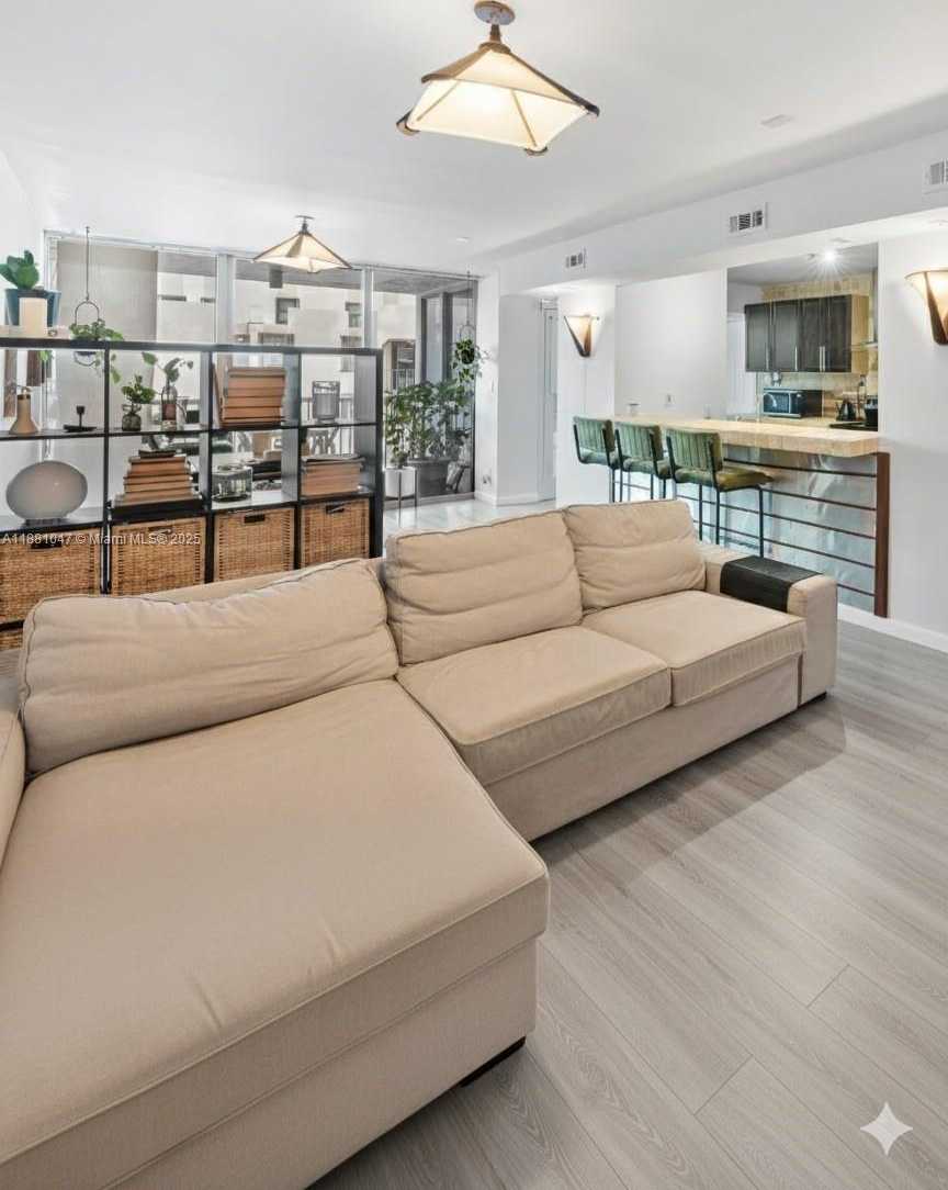 Small Image of 2655 COLLINS AVE #510, Miami Beach Number 4