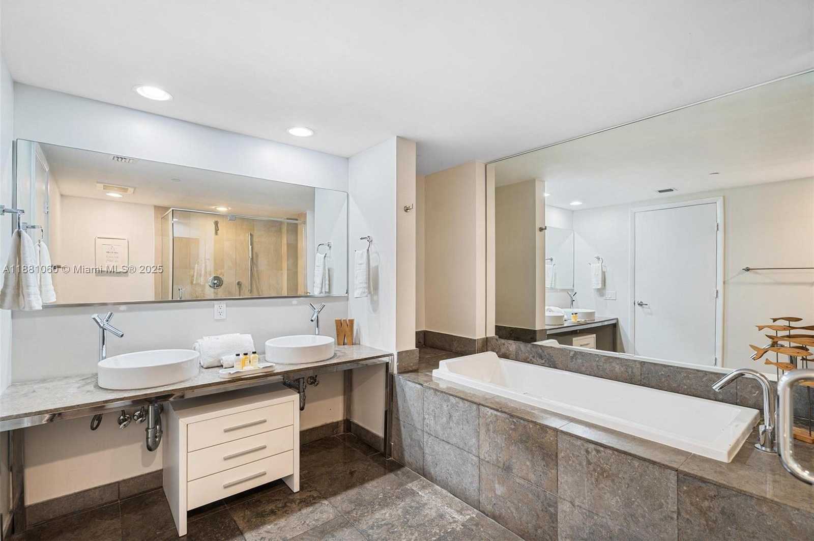 Small Image of 485 BRICKELL AVE #3308, Miami Number 20