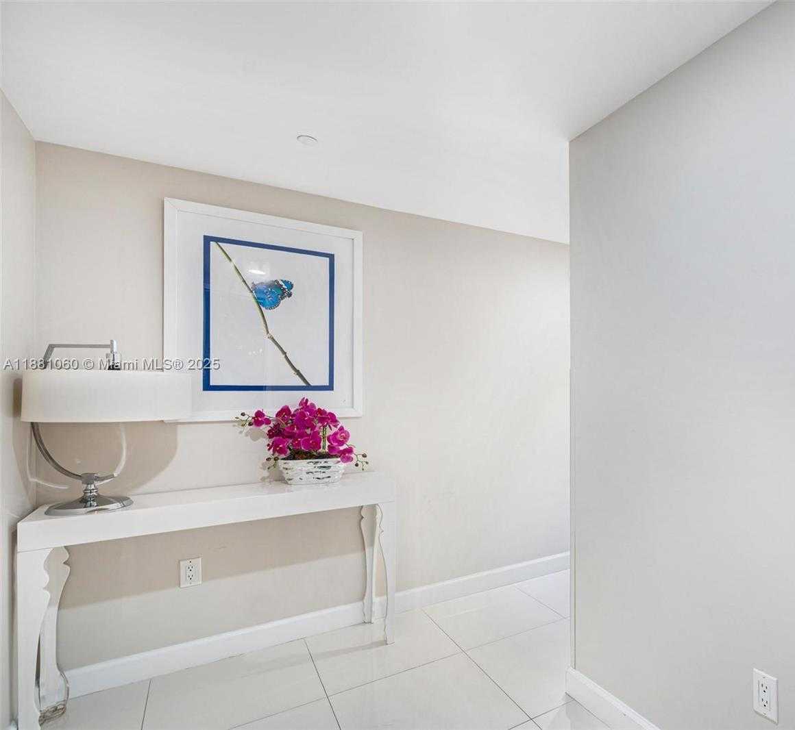 Small Image of 485 BRICKELL AVE #3308, Miami Number 23