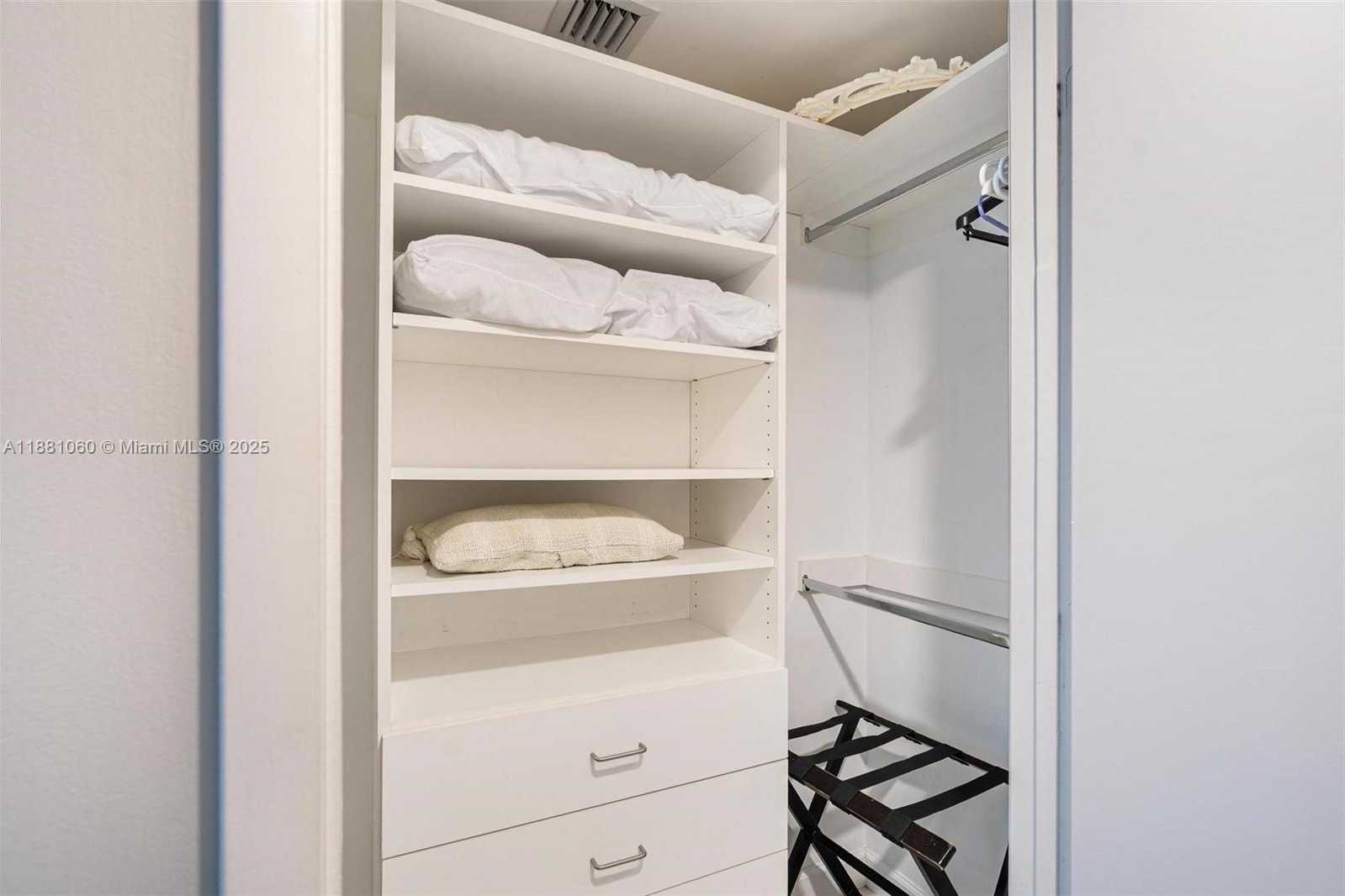 Small Image of 485 BRICKELL AVE #3308, Miami Number 25