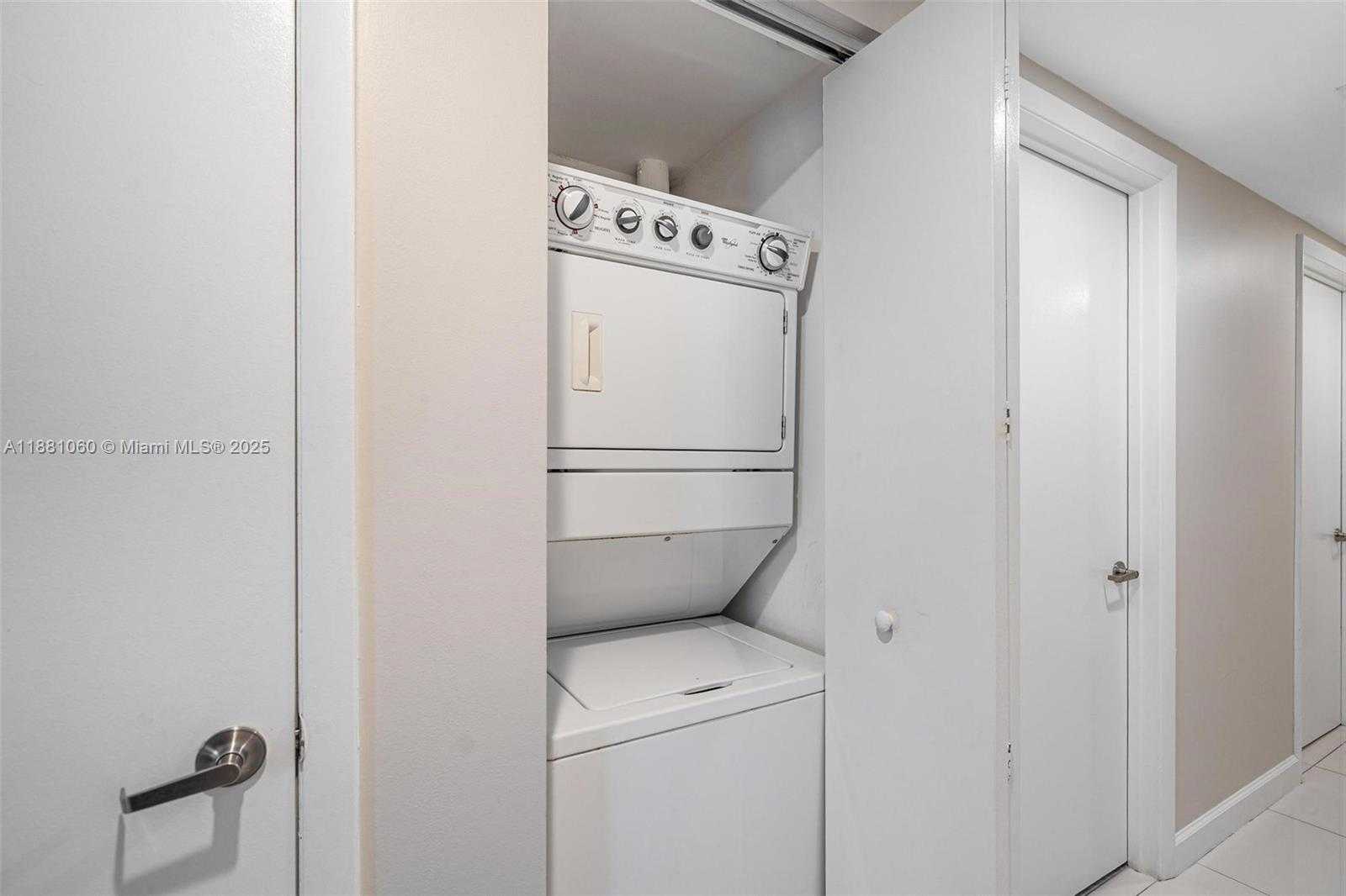 Small Image of 485 BRICKELL AVE #3308, Miami Number 31