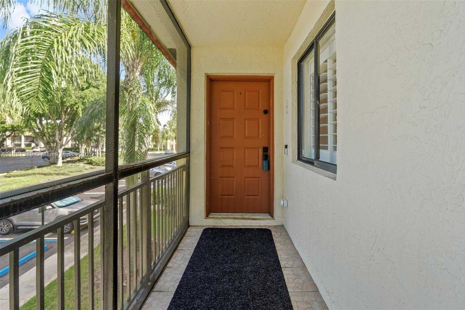 Small Image of 410 LAKEVIEW DR #204, Weston Number 2