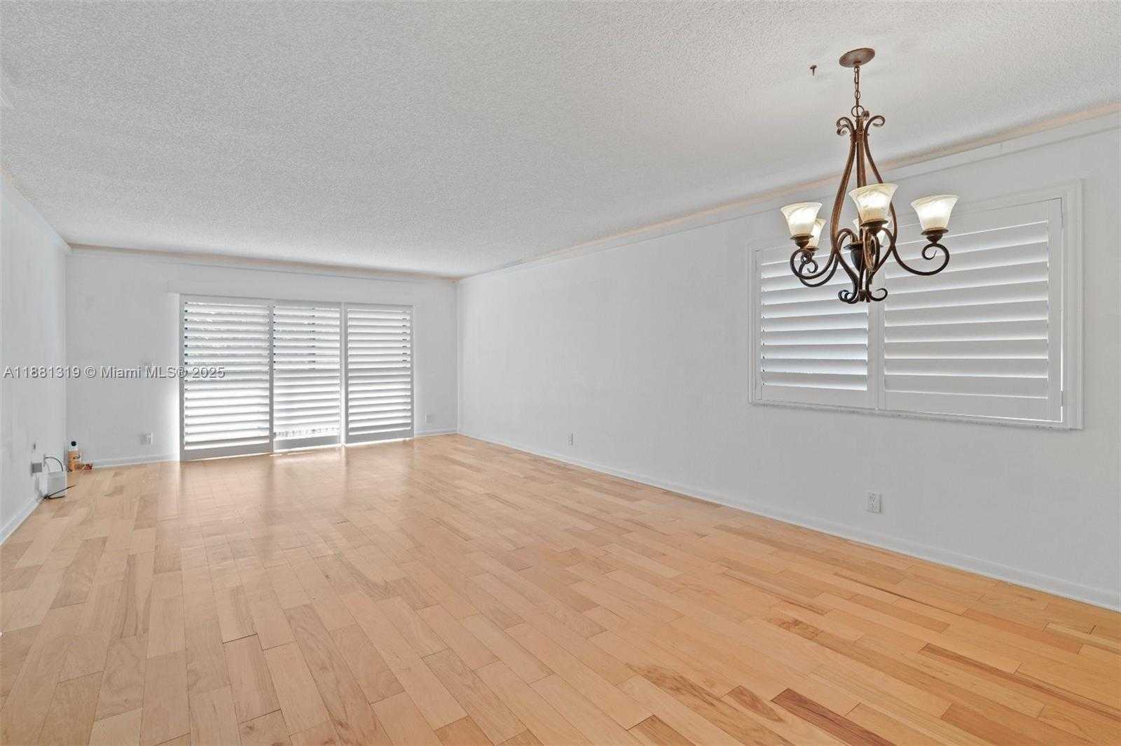 Small Image of 410 LAKEVIEW DR #204, Weston Number 5