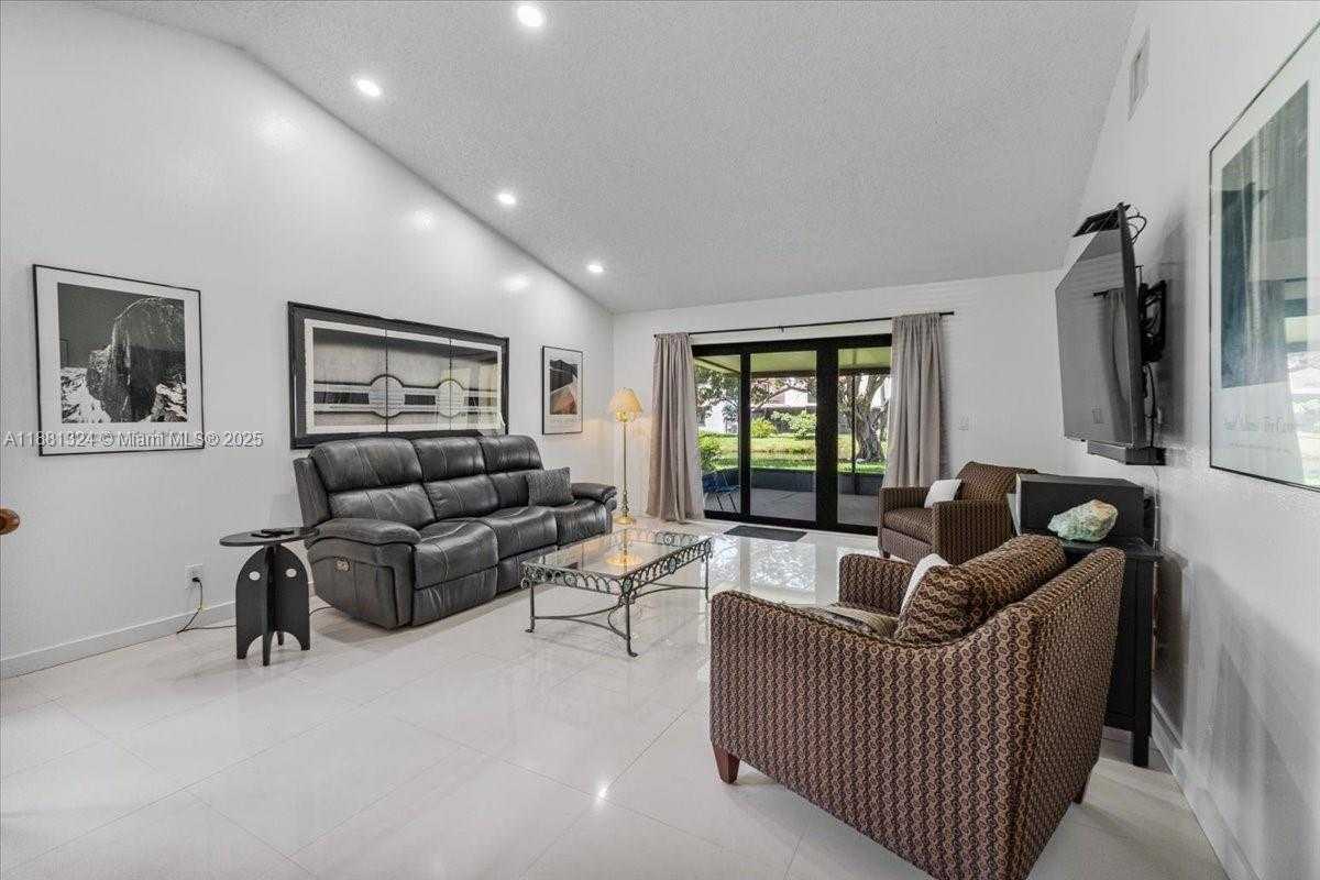 Small Image of 16273 LAUREL DR #7, Weston Number 4