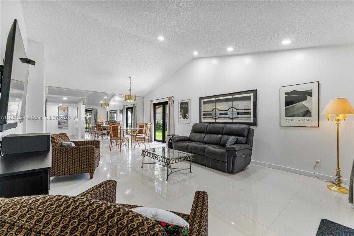 Small Image of 16273 LAUREL DR #7, Weston Number 5