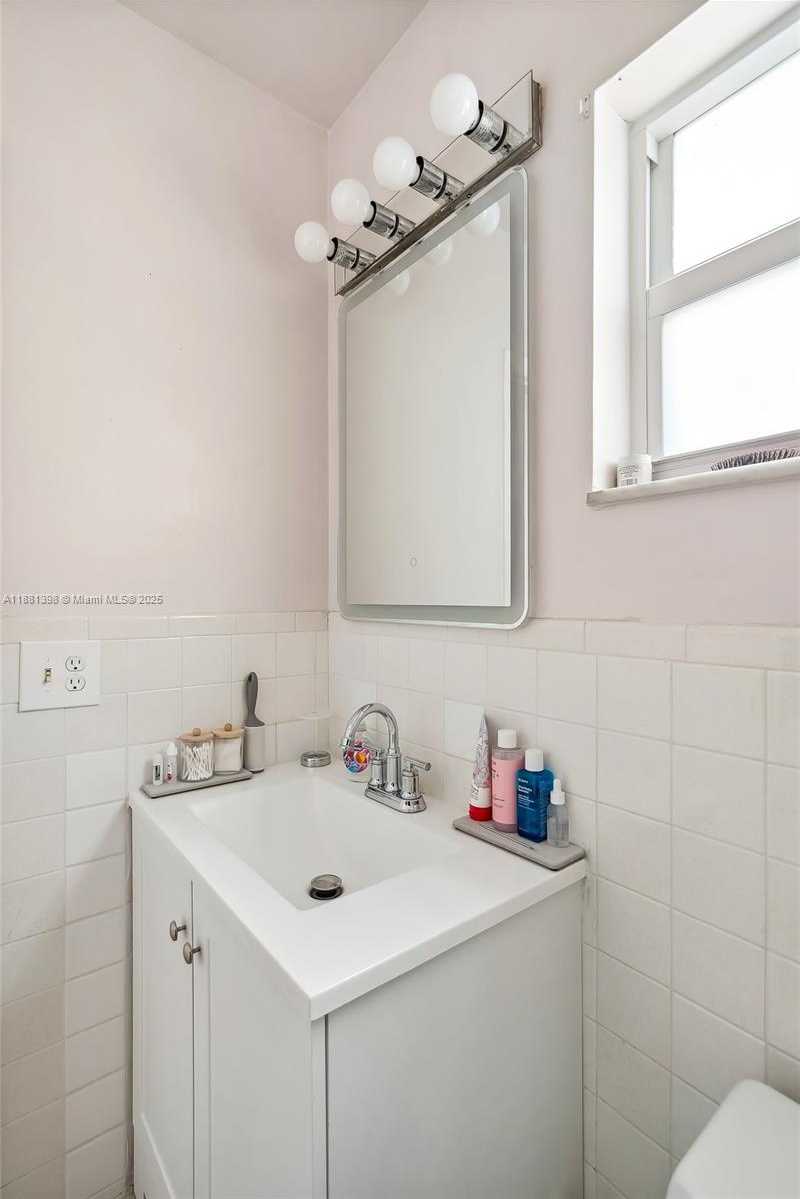 Small Image of 1824 MONROE ST #10, Hollywood Number 14