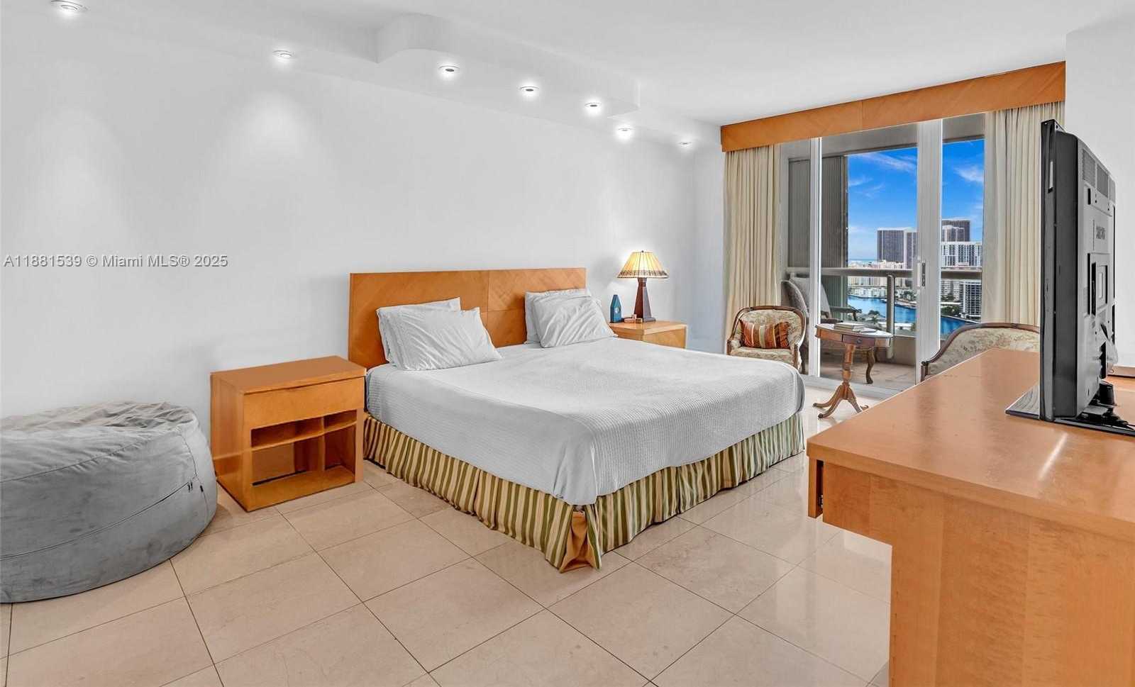Small Image of 21205 YACHT CLUB DR #2605, Aventura Number 18