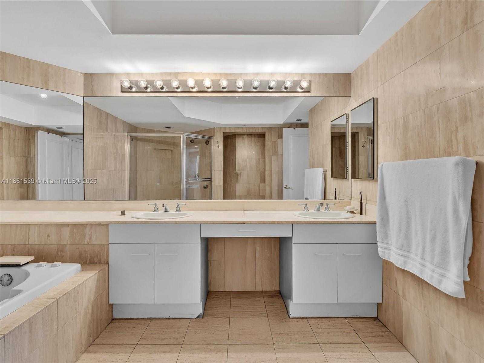 Small Image of 21205 YACHT CLUB DR #2605, Aventura Number 24