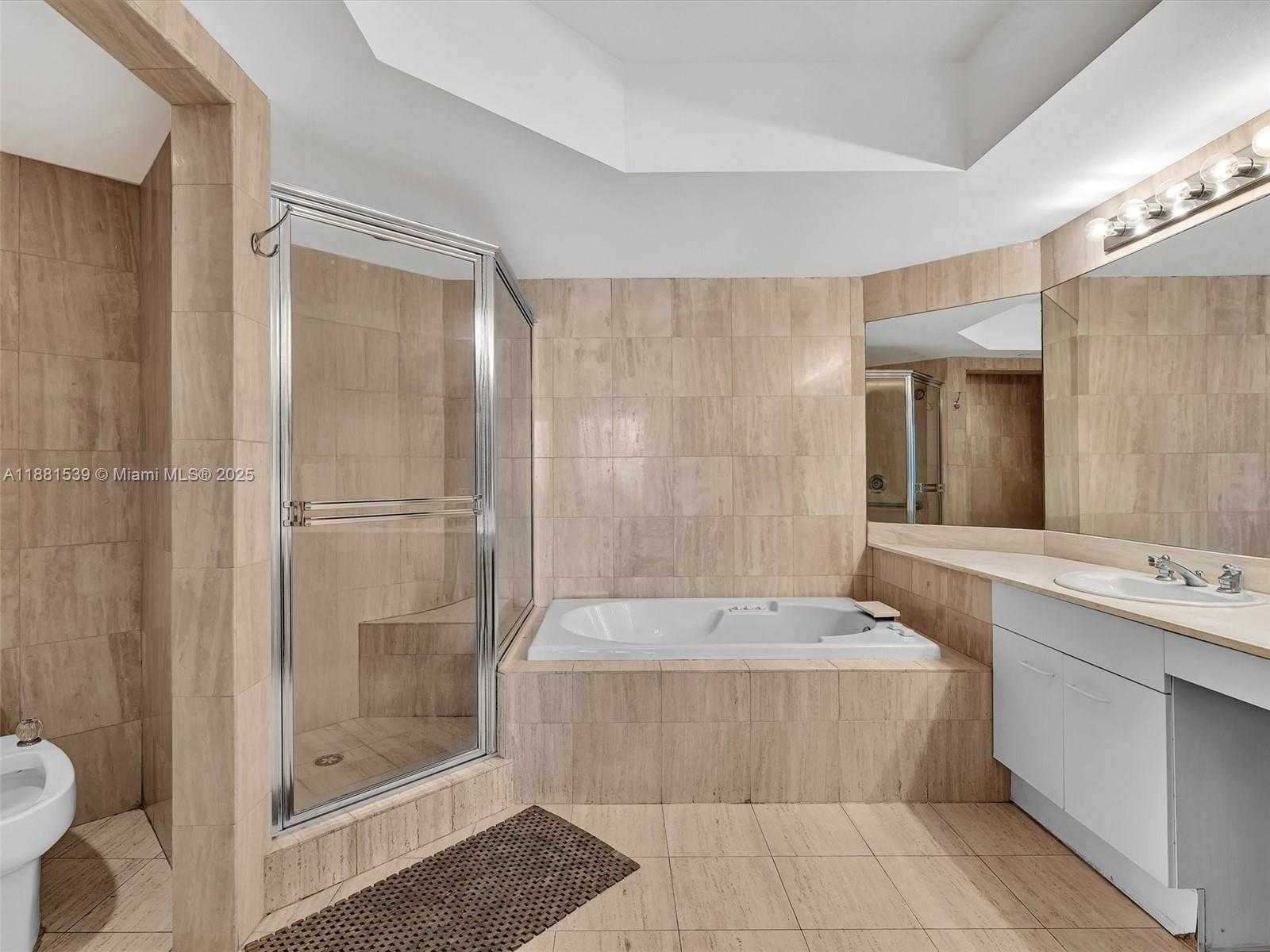 Small Image of 21205 YACHT CLUB DR #2605, Aventura Number 25