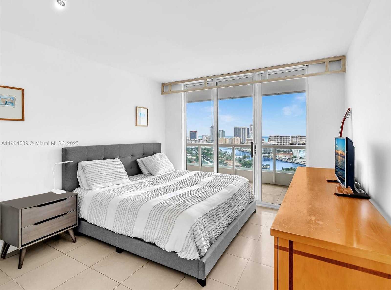 Small Image of 21205 YACHT CLUB DR #2605, Aventura Number 27