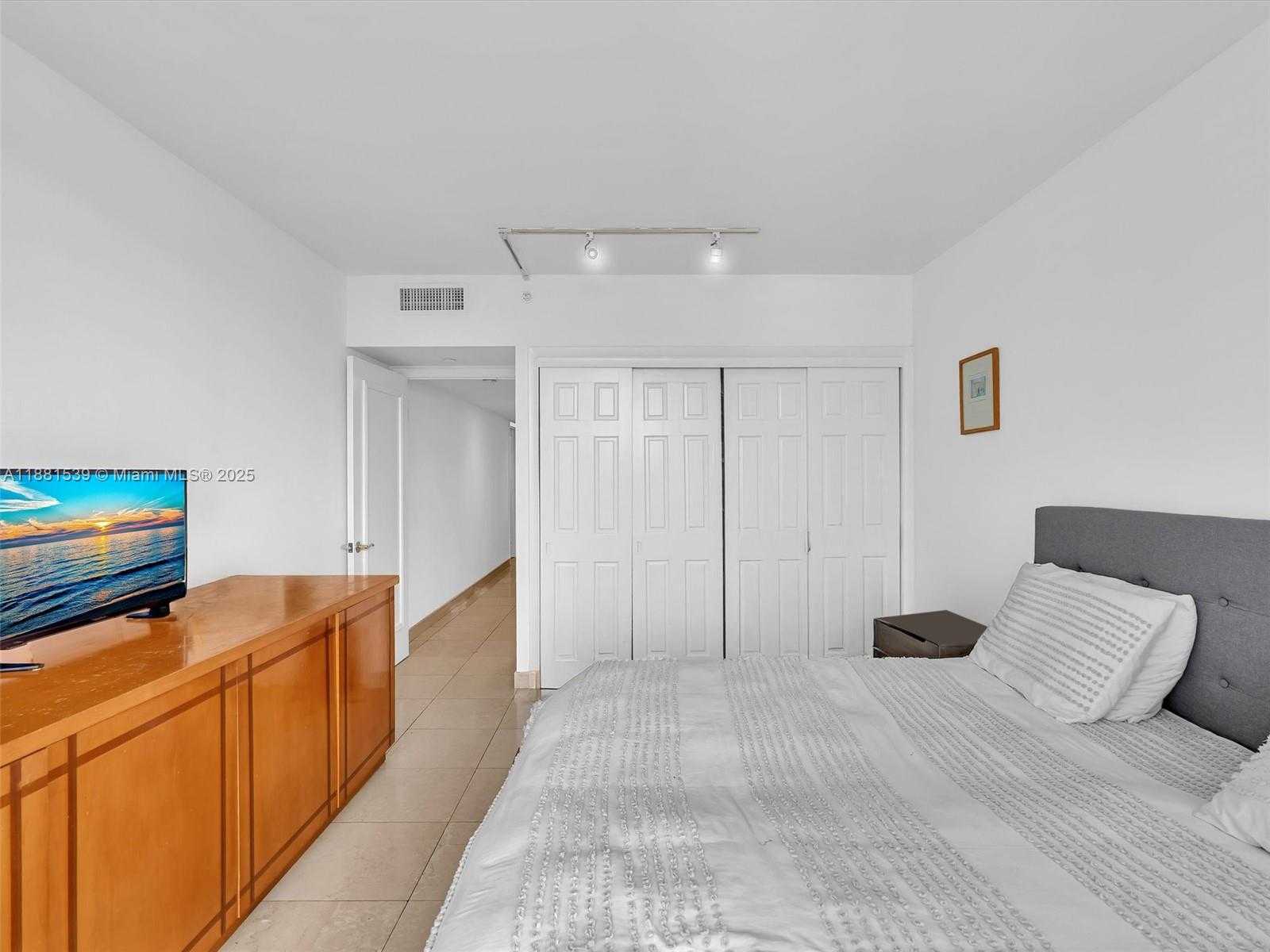Small Image of 21205 YACHT CLUB DR #2605, Aventura Number 29